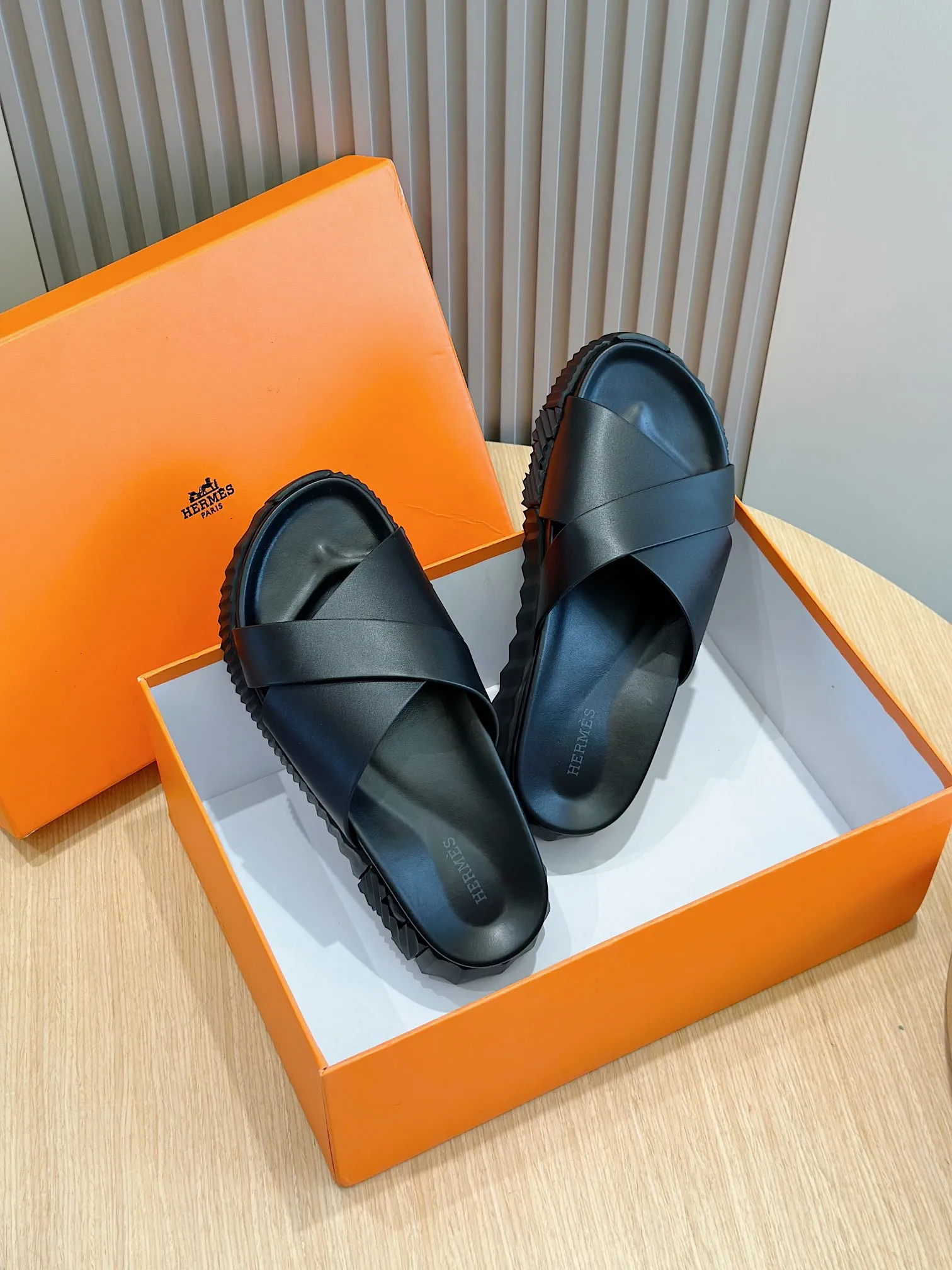 Factory price: 360💰Hermès [HERMÈS] Top Herme*H Home Hermès Men's Sandals and Slippers-Original Reproduction. Purchase the original version and make it one to one. The outsole is privately molded. The color of the outsole corresponding to each color is the same as the original version. Come to those who know the stuff 💪 The ultra-light soles are designed in contrasting colors, and they feel so comfortable on your feet! Calfskin, cowhide feet, private model outsole. Size: 39-44 (customized at 38.45)